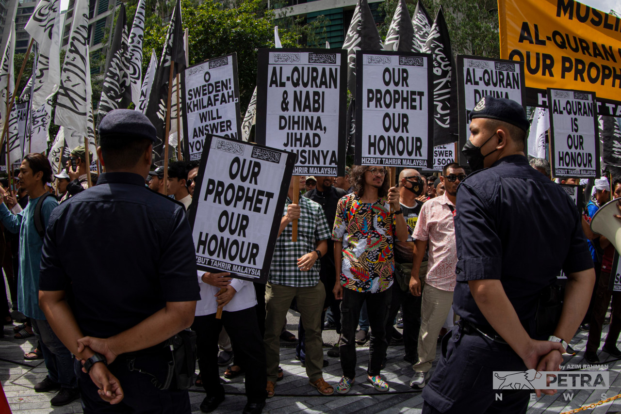Heavy police presence is seen at Hizbut Tahrir Malaysia’s demonstration at the Netherlands embassy in Kuala Lumpur over the Quran-desecration incident in Europe. – AZIM RAHMAN/The Vibes pic, January 27, 2023