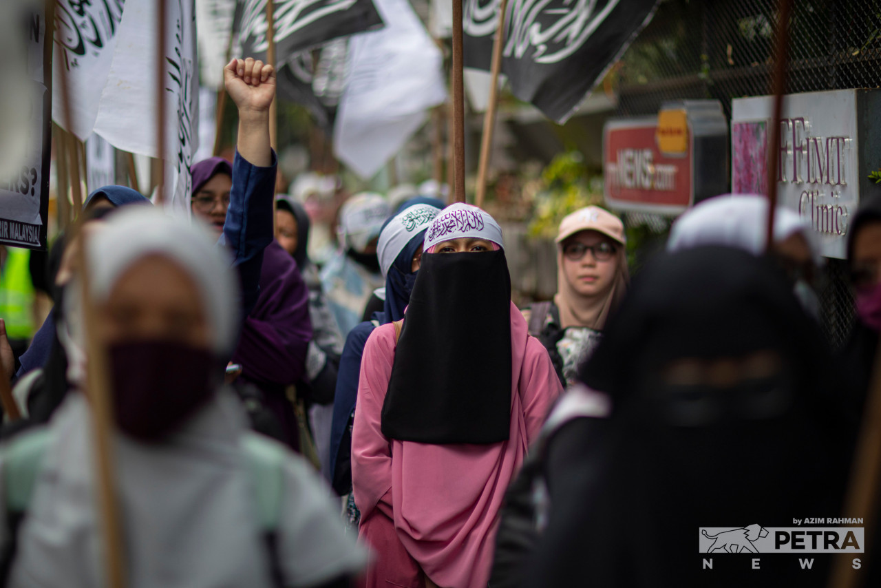 Some women demonstrators have joined Hizbut Tahrir Malaysia’s rally at the Netherlands embassy in Kuala Lumpur today. – AZIM RAHMAN/The Vibes pic, January 27, 2023