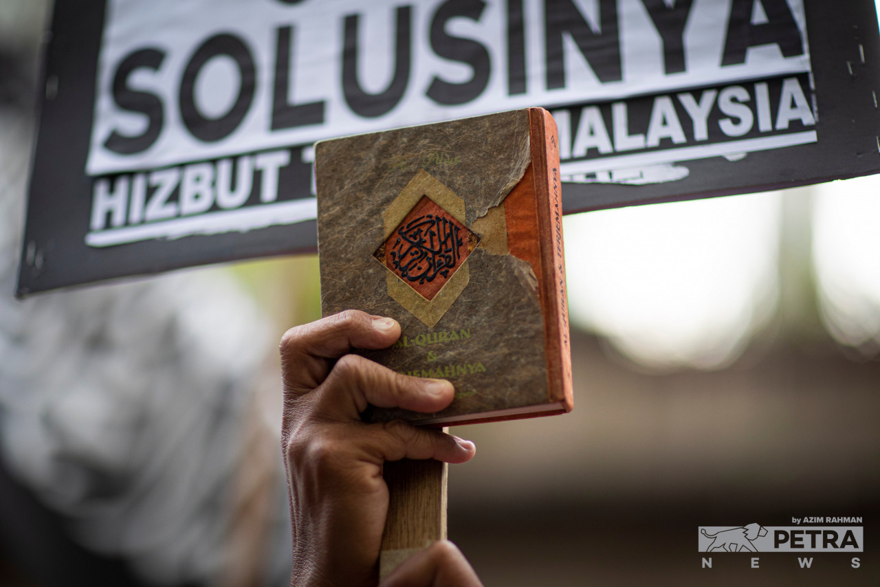 Hizbut Tahrir central leadership member Mu’adz Abu Thalhah calls on the Swedish government to order Swedish-Danish extremist politician Rasmus Paludan to apologise to Muslims for insulting Islam. – AZIM RAHMAN/The Vibes pic, January 27, 2023