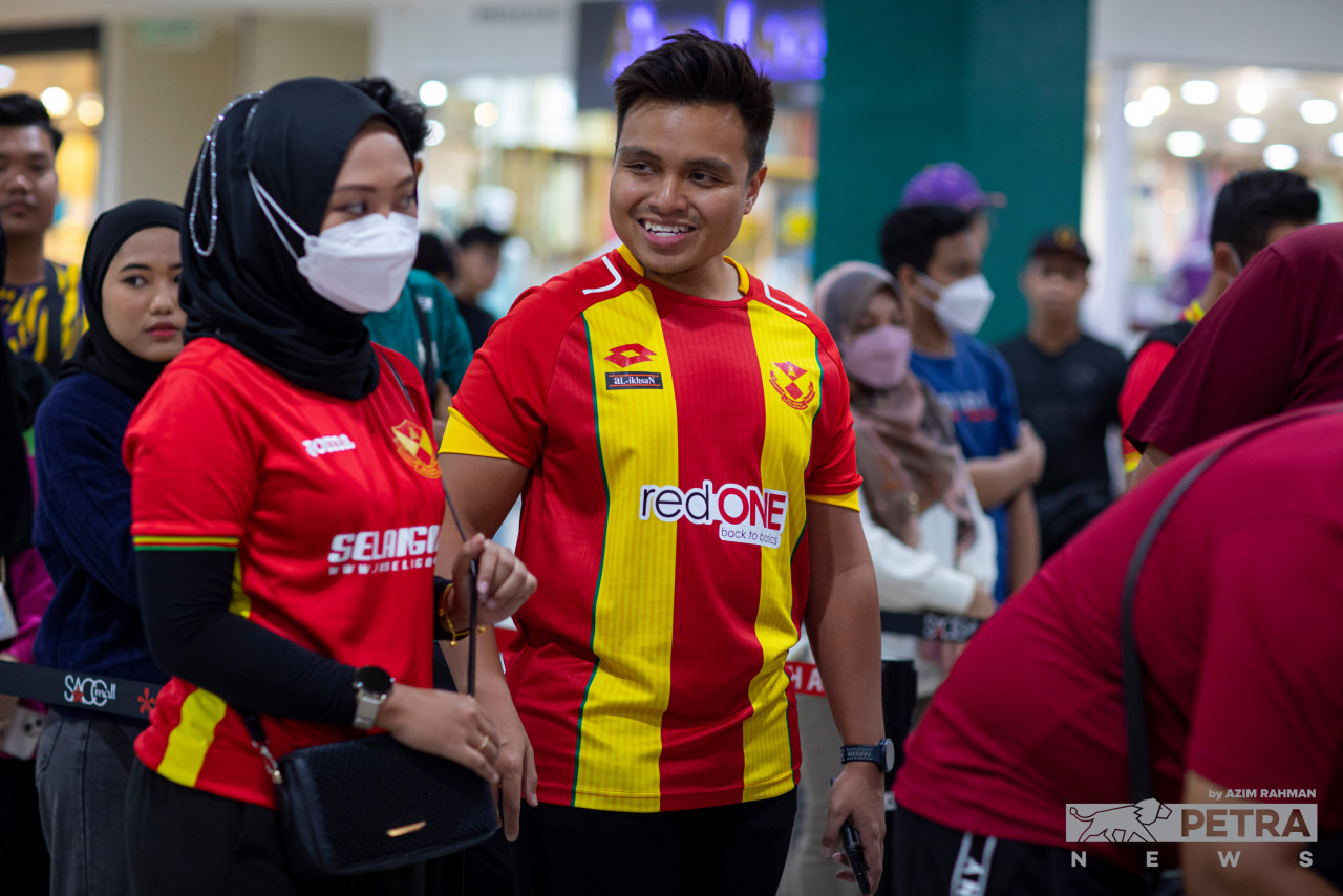 Loyal Selangor FC fans appear excited about the planned redevelopment of the Shah Alam Sports Complex after years of having to watch their team play at other stadiums. – AZIM RAHMAN/The Vibes pic, January 28, 2023