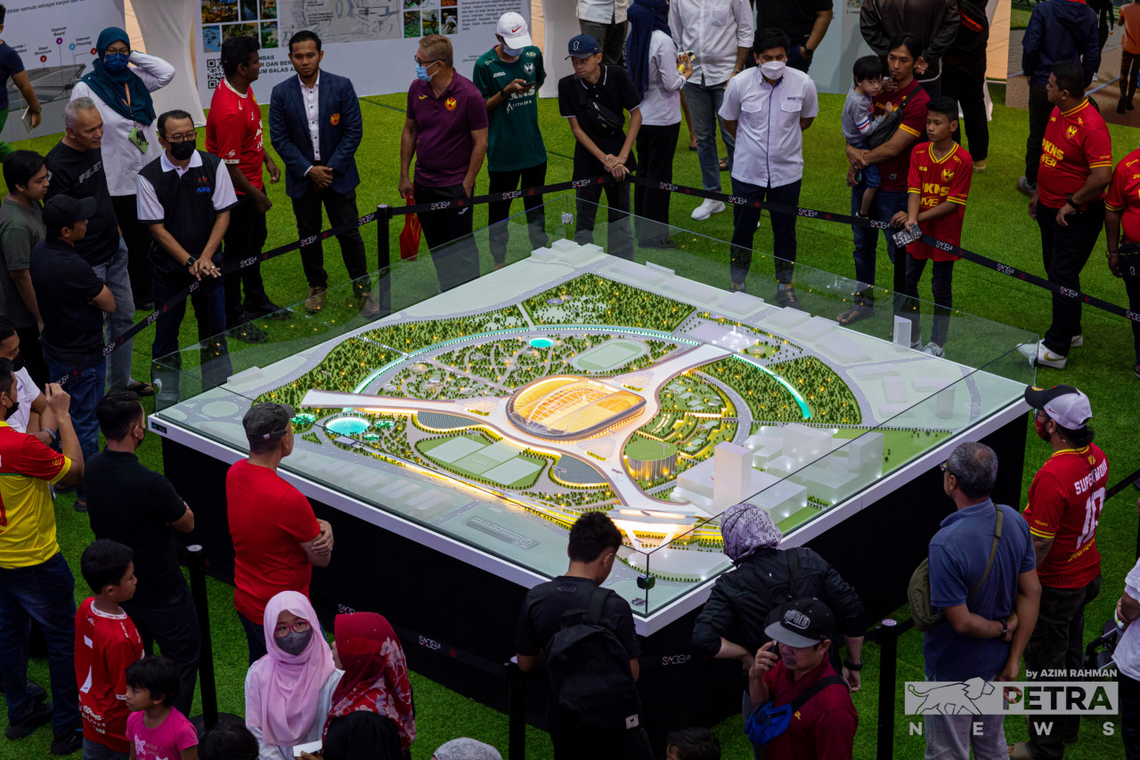 Members of the public get an impression of how the new Shah Alam Sports Complex will look like during the project’s public engagement session at the SACC mall in Shah Alam. – AZIM RAHMAN/The Vibes pic, January 28, 2023