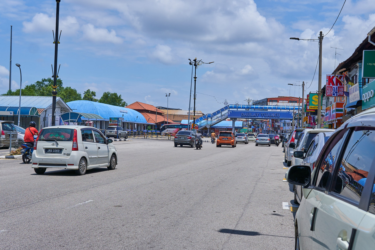 Jalan Abdullah still looking ordinary, yet to be barraged with party flags and banners. – EMMANUEL SANTA MARIA CHIN/The Vibes pic, February 28, 2022