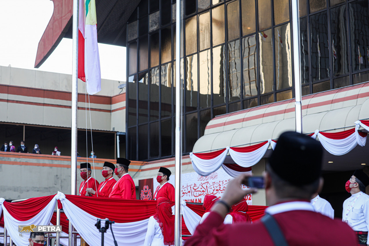 Umno president Datuk Seri Ahmad Zahid Hamidi hoisting the party flag, Sang Saka Bangsa, at Plaza Merdeka of the Putra World Trade Centre this morning. – SYEDA IMRAN/The Vibes pic, March 28, 2021