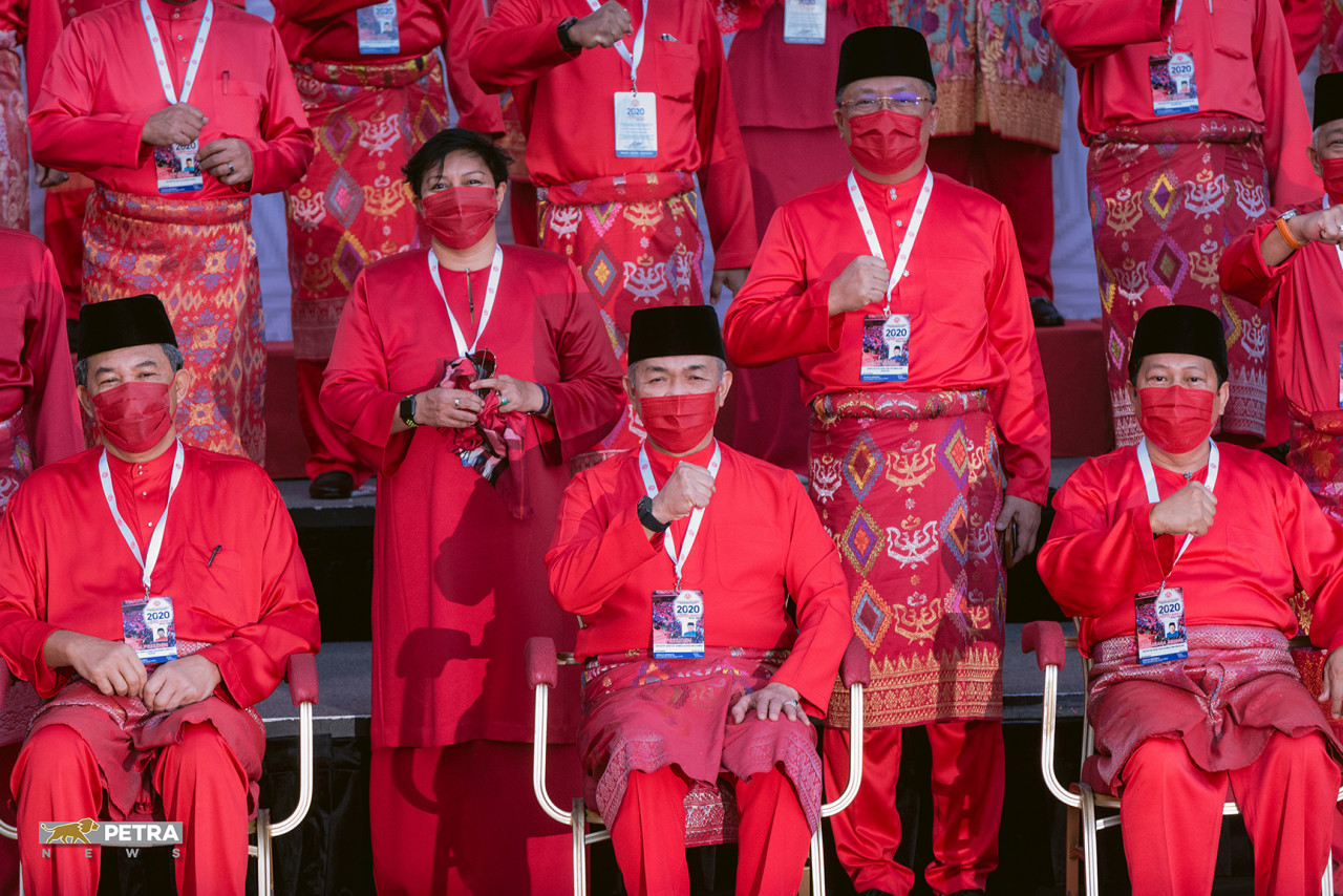 Umno president Datuk Seri Ahmad Zahid Hamidi (centre) and party Supreme Council members at the start of the second day of PAU20. – SADIQ ASYRAF/The Vibes pic, March 28, 2021