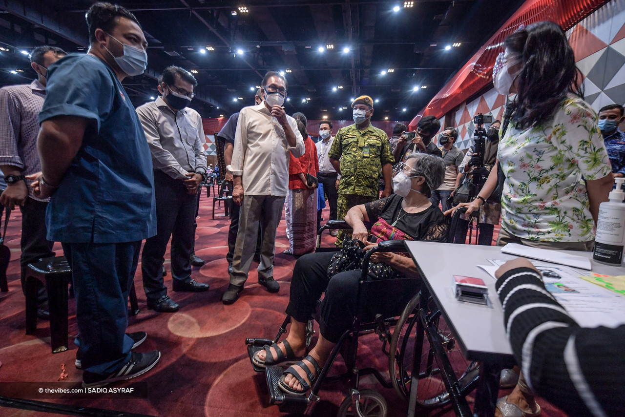Datuk Seri Anwar Ibrahim (centre) talking with Alice Low (second from right) at the Covid-19 vaccination centre in Sunway Pyramid, Selangor, today. – SADIQ ASYRAF/The Vibes pic, May 28, 2021