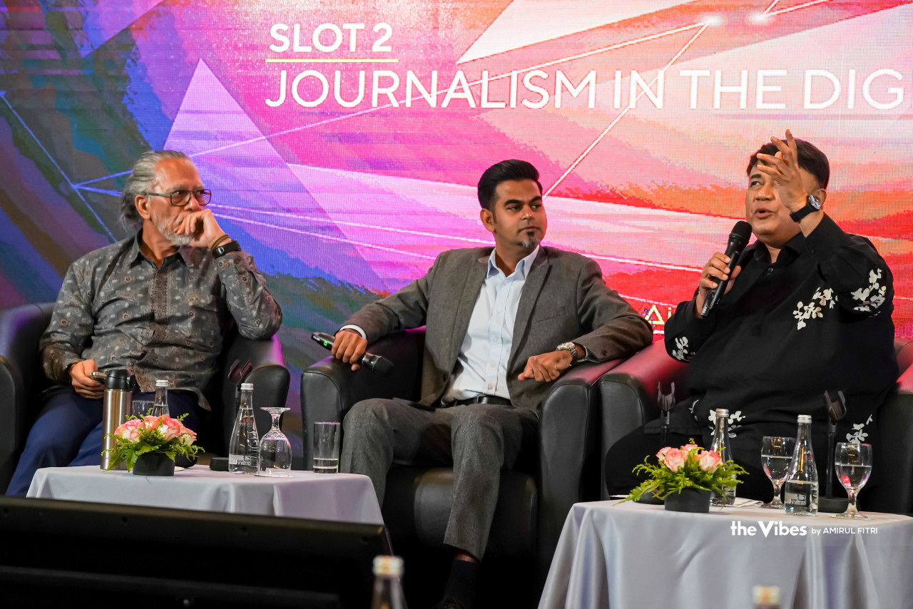 Suhaimi Sulaiman (right) readers’ attention spans have also become shorter, leading to news agencies having to summarise the news. – AMIRUL FITRI HAMIZAN/The Vibes pic, May 28, 2023