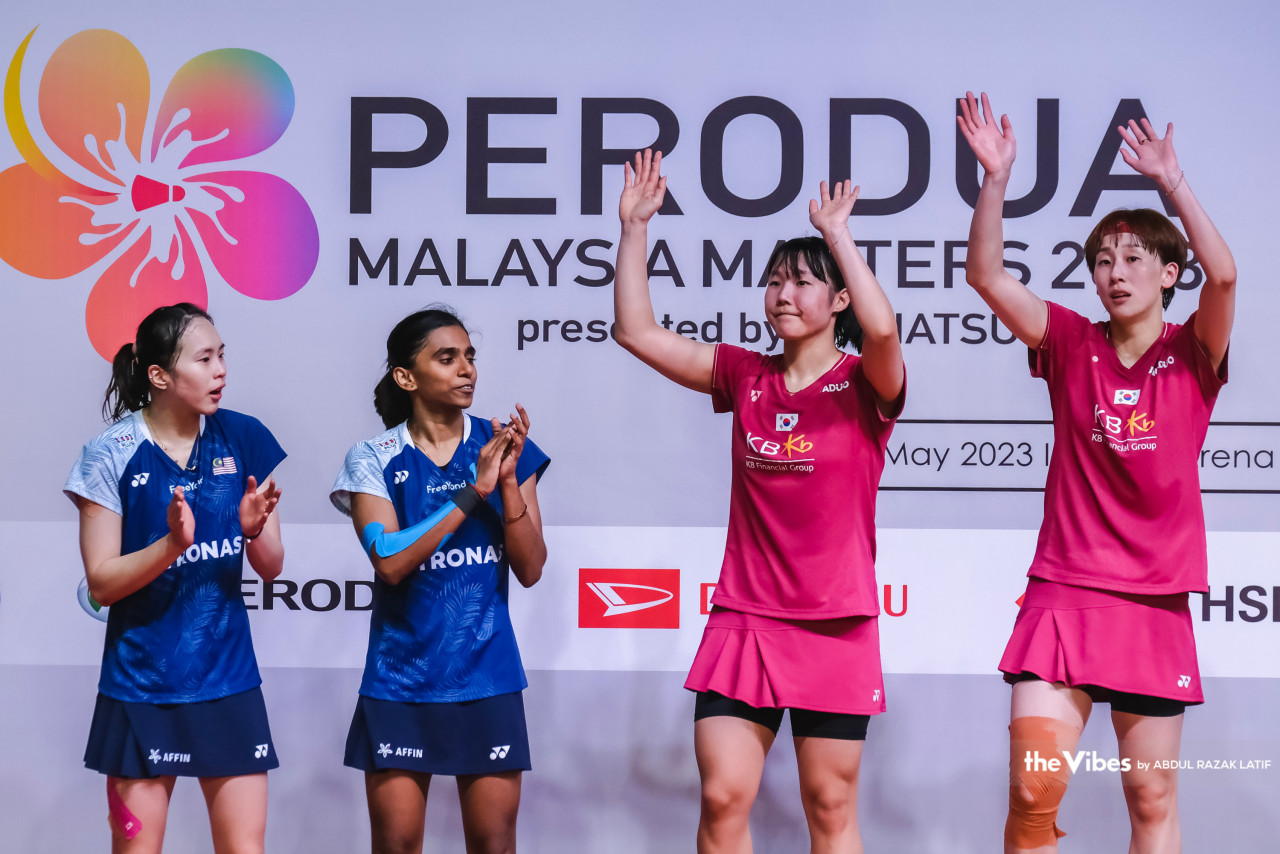 The packed Axiata Arena saw Pearly Tan-M. Thinaah (left) come close to winning the first set, but Baek Ha-na-Lee So-hee (right) came from behind to force the deuce and draw was blood, winning the set in 34 minutes. – ABDUL RAZAK LATIF/The Vibes pic, May 28, 2023