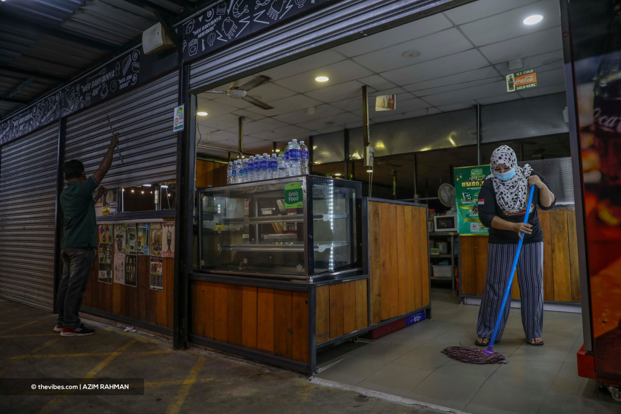 Small business operators question why factories and industrial sectors – among the main contributors to the increasing number of Covid-19 cases – are allowed to operate, while small businesses suffer, with many having to shutter for good. – AZIM RAHMAN/The Vibes pic, June 30, 2021