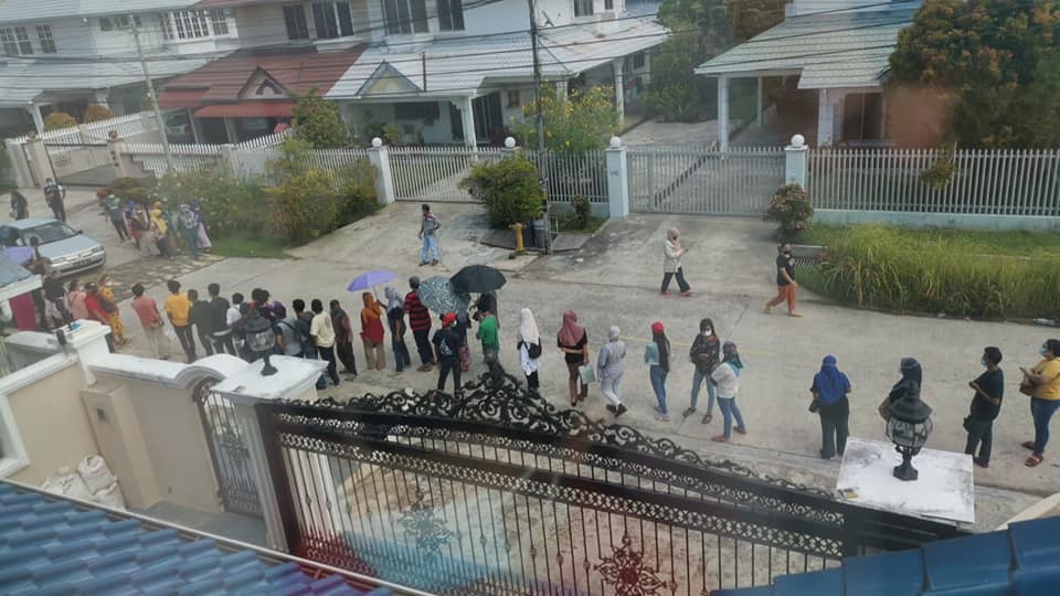 The Hakka Hall PPV in Sandakan saw a queue as far as the eye could see when walk-in slots were open to non-Malaysian adults. – REBECCA CHONG/The Vibes pic, August 29, 2021