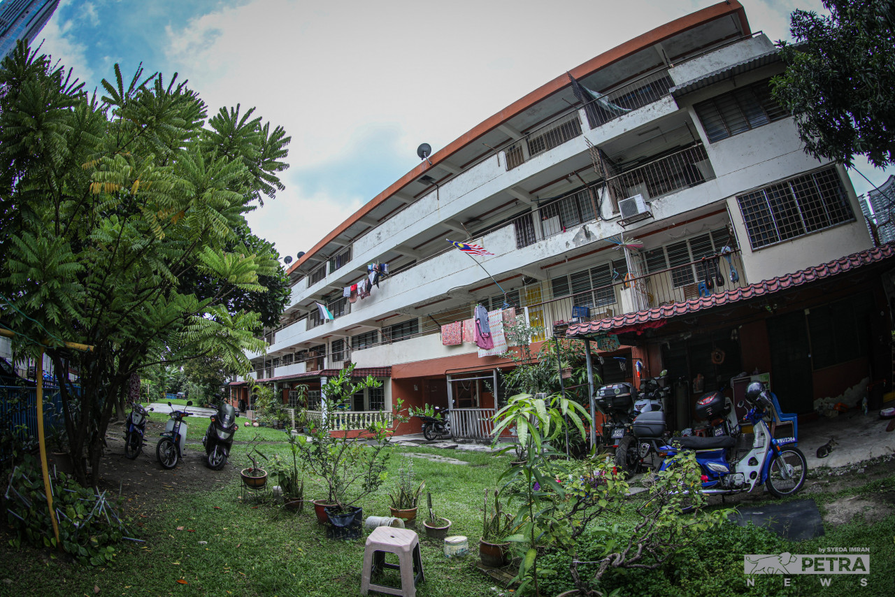 Located a stone’s throw away from the iconic Saloma Link, Kg Sg Baru consists of seven blocks of low-cost flats and 98 terrace houses that sit on 5.23ha of leasehold, non-Malay agricultural settlement land. – SYEDA IMRAN/The Vibes pic, August 29, 2022