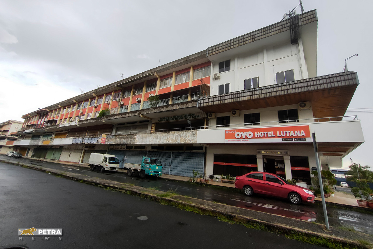 A row of shoplots, with most of the stores shut, in Batu Sapi, Sandakan, Sabah. An influx of illegal immigrants in the 90s here has led to locals packing up and moving away. – The Vibes file pic, March 30, 2021