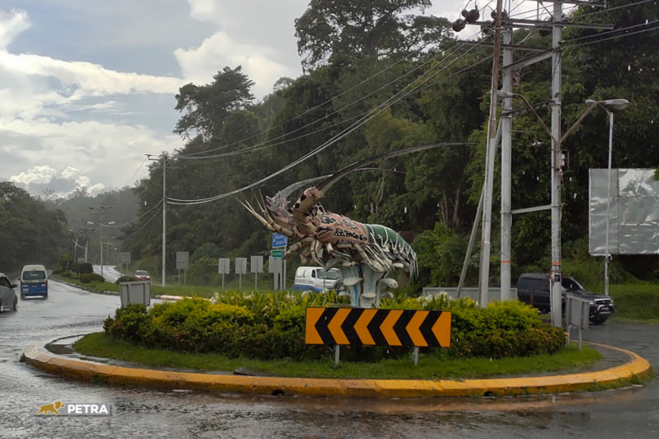 A lobster sculpture in the middle of a roundabout in Batu Sapi, Sandakan, Sabah. Youth in the constituency who do not further their studies will become fishermen. – The Vibes file pic, March 30, 2021