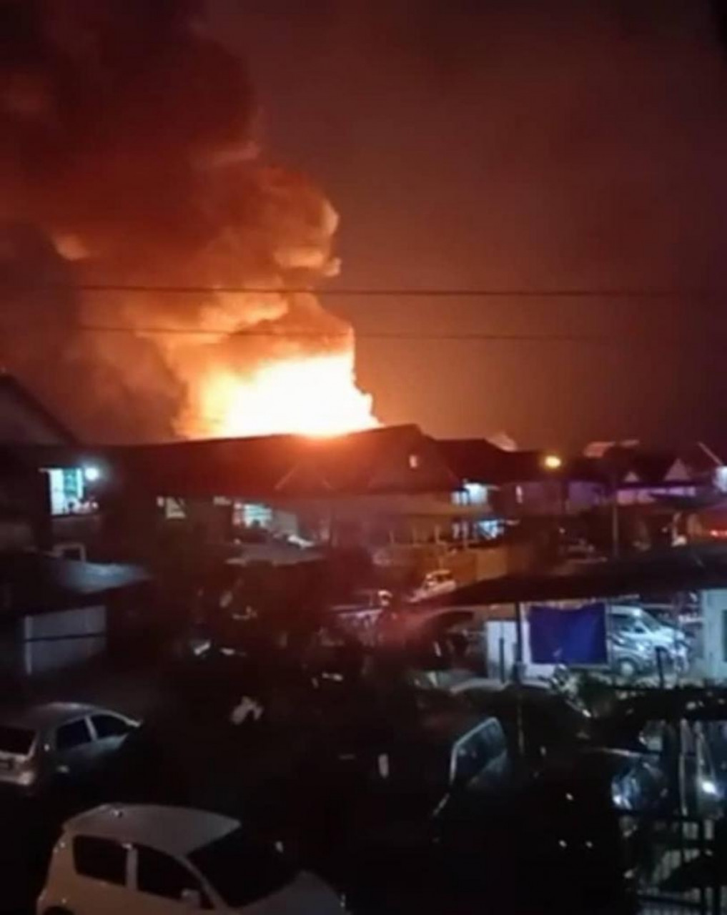 The fire raging at Jalan Tiong Hua in Sibu, which left five houses razed and one dead. – Sarawak Fire and Rescue Department, March 29, 2021