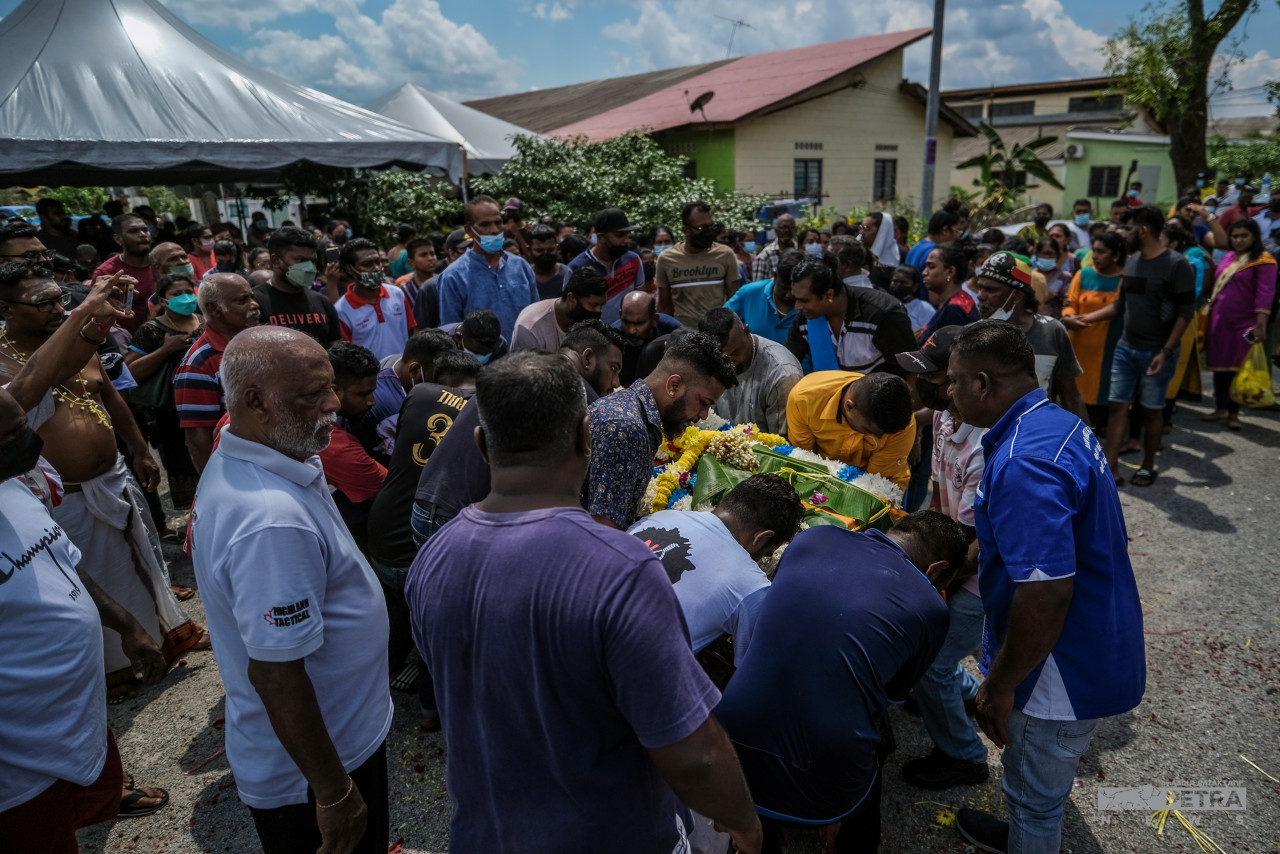 Mourners take turns to pay their last respects to “Boy”, as Nagaenthran K. Dharmalingam was fondly known. – ABD RAZAK LATIF/The Vibes pic, April 29, 2022
