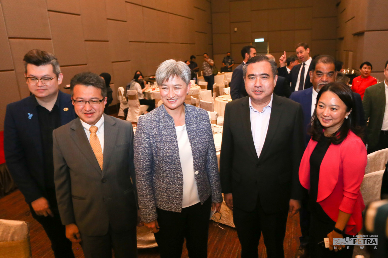 Penny Wong (centre) with several opposition politicians, including Segambut MP Hannah Yeoh (right), DAP secretary-general Anthony Loke (second from right), and Johor DAP chairman Liew Chin Tong (second from left). – NOOREEZA HASHIM/The Vibes pic, June 29, 2022