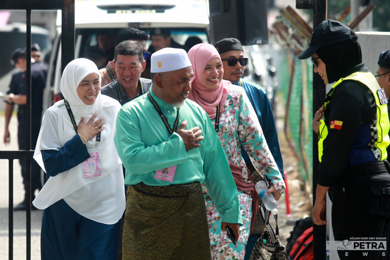 Perikatan Nasional’s Sharifah Haslizah Syed Ariffin (white head scarf) and Sasha Lyna Abdul Latif (pink head scarf) arrive at the nomination centre. – AZLAN HADI ABU BAKAR/The Vibes pic, July 29, 2023