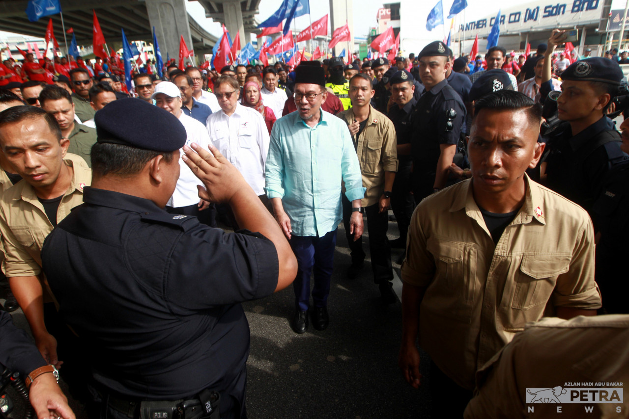 Prime Minister Datuk Seri Anwar Ibrahim shows up to support Pakatan Harapan candidates at the nomination centre at Dewan Datuk Ahmad Razali this morning. – AZLAN HADI ABU BAKAR/The Vibes pic, July 29, 2023 8