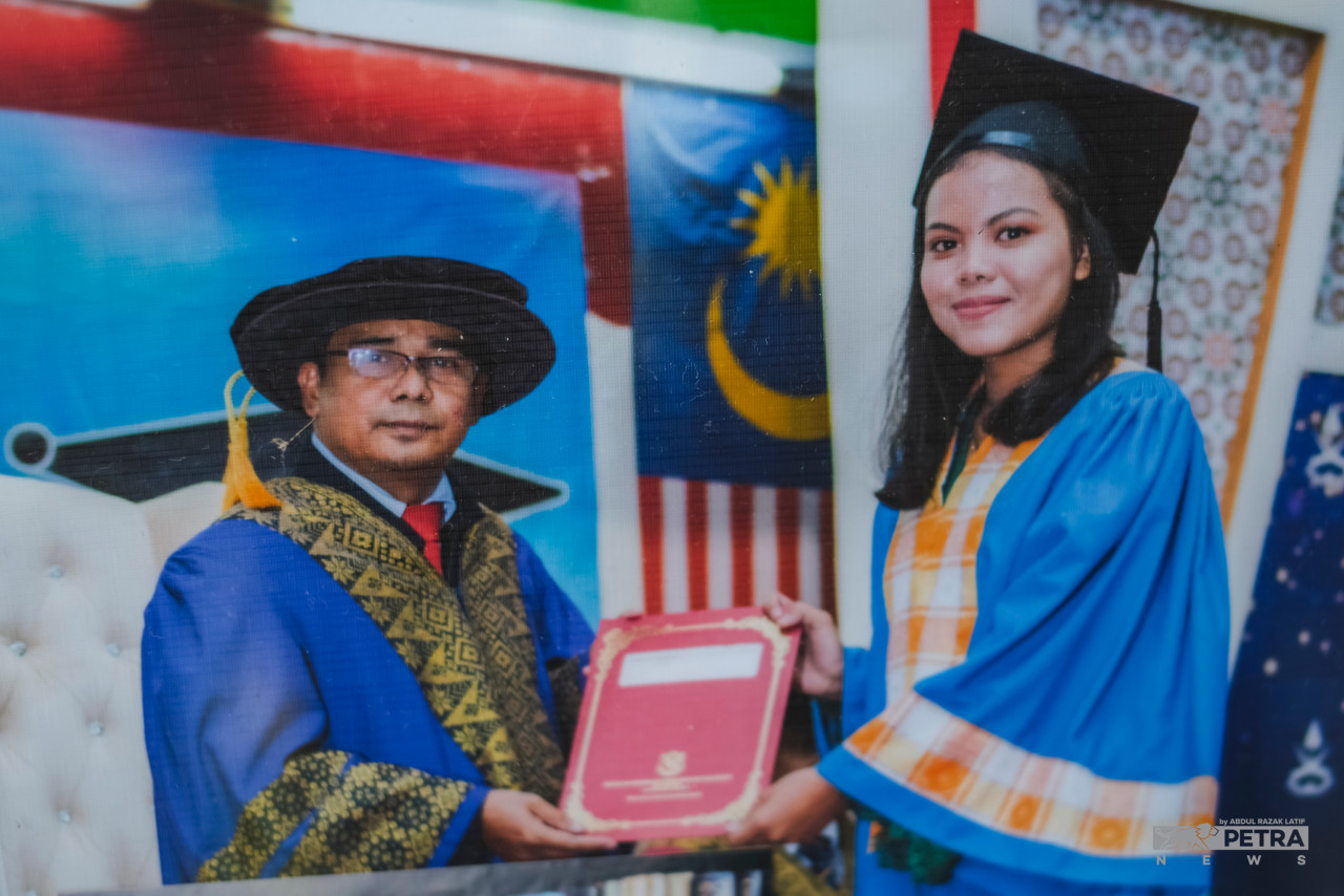 Razak Beretong’s daughter, one of his three children who graduated from public universities. – ABDUL RAZAK LATIF/The Vibes pic, August 31, 2022