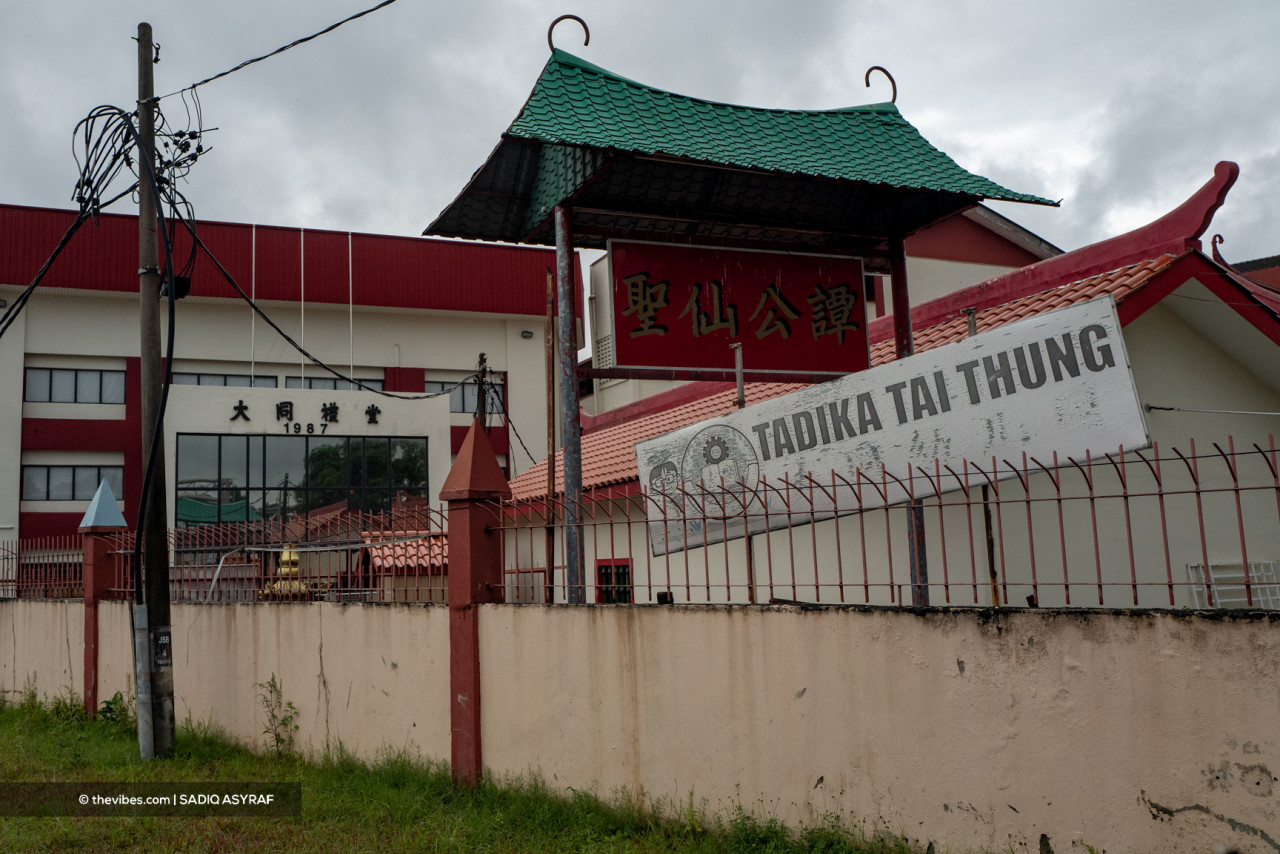 The Kuala Lumpur’s Land and Mines Office were yesterday carrying out an operation to build a hoarding fence for a route to a nearby school in the presence of Cheras police. – SADIQ ASYRAF/The Vibes pic, September 29, 2021