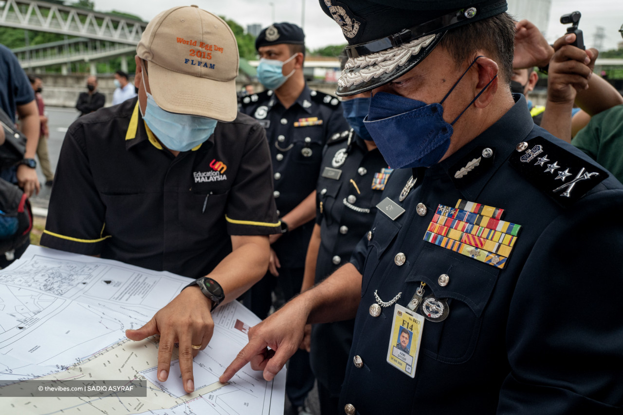Kuala Lumpur police chief Datuk Azmi Abu Kassim being briefed on the incident during his visit today. – SADIQ ASYRAF/The Vibes pic, September 29, 2021