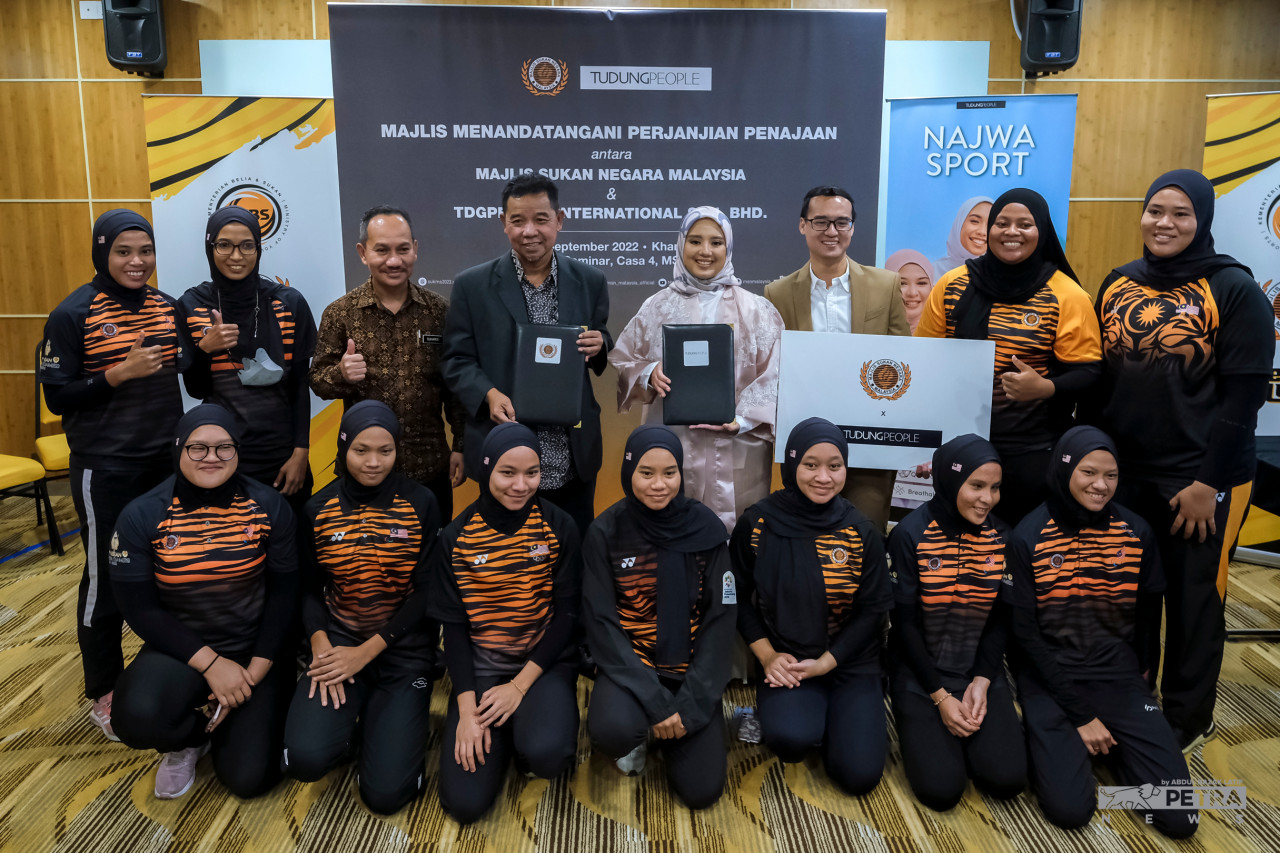 National Sports Council (NSC) director-general Datuk Ahmad Shapawi Ismail signs a memorandum of understanding between NSC and shawl company TudungPeople as a part of a collaboration to provide sports-friendly hijab to international athletes. – ABDUL RAZAK LATIF/The Vibes pic, September 29, 2022