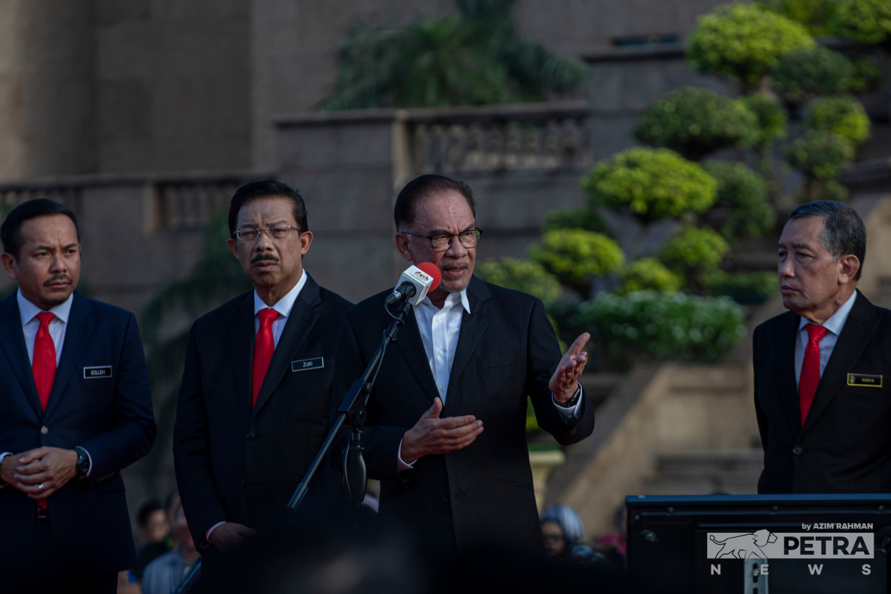 Speaking to a crowd of over 300 civil servants from the Prime Ministers’ Office department, Prime Minister Datuk Seri Anwar Ibrahim emphasised that wayward practices involving government contracts can no longer be tolerated. – AZIM RAHMAN/The Vibes pic, November 29, 2022