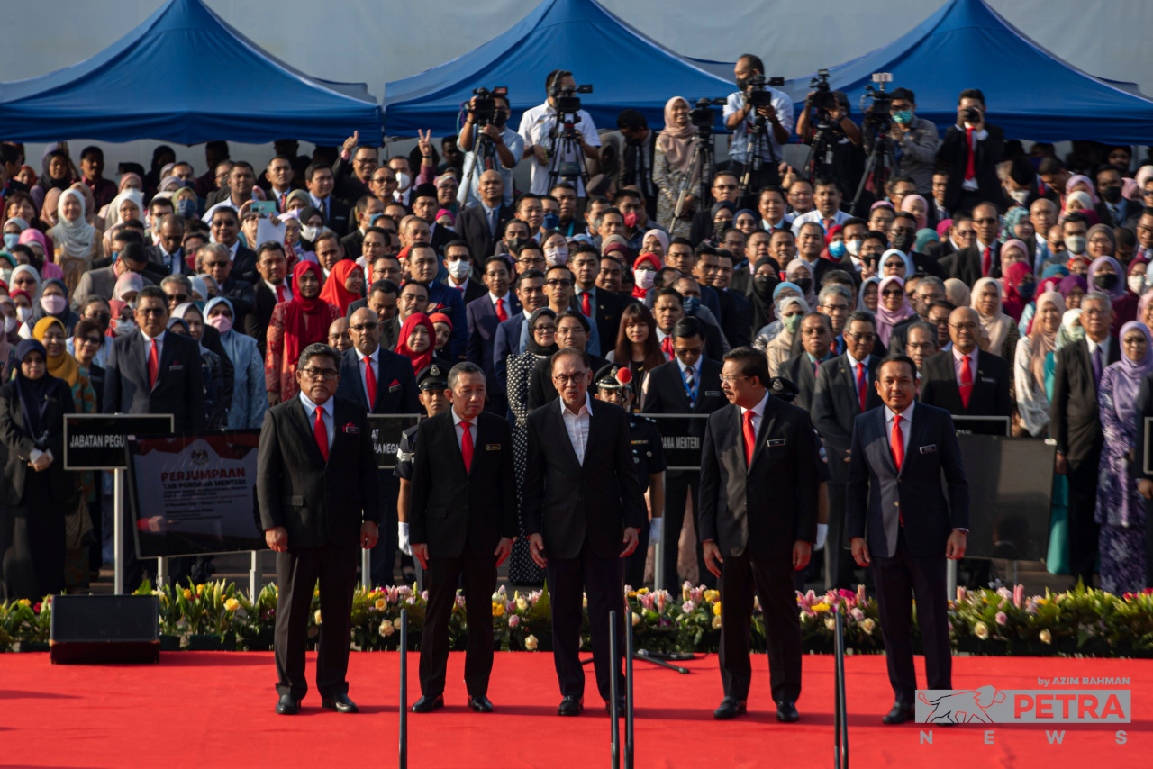 Newly installed Prime Minister Datuk Seri Anwar Ibrahim addresses over 300 civil servants during his inaugural monthly assembly with officers in the Prime Ministers’ Office this morning. – AZIM RAHMAN/The Vibes pic, November 29, 2022