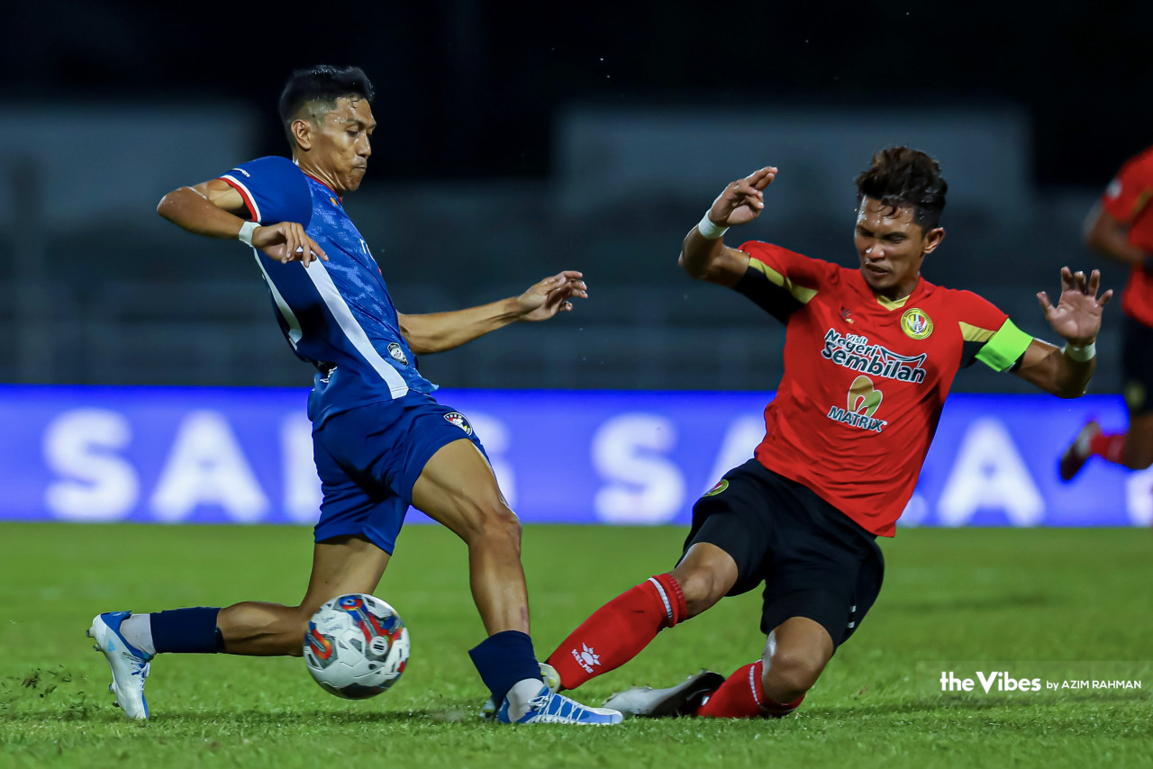 PDRM’s Nabil Ahmad Latpi (left) and the Deers’ Nasrullah Hanif (right) in action during tonight’s intense match. – AZIM RAHMAN/The Vibes pic, May 18, 2023