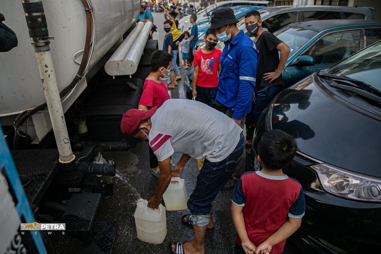 Residents waiting in line to get their supply of water from a water tanker. – SAIRIEN NAFIS/The Vibes pic, March 31, 2021