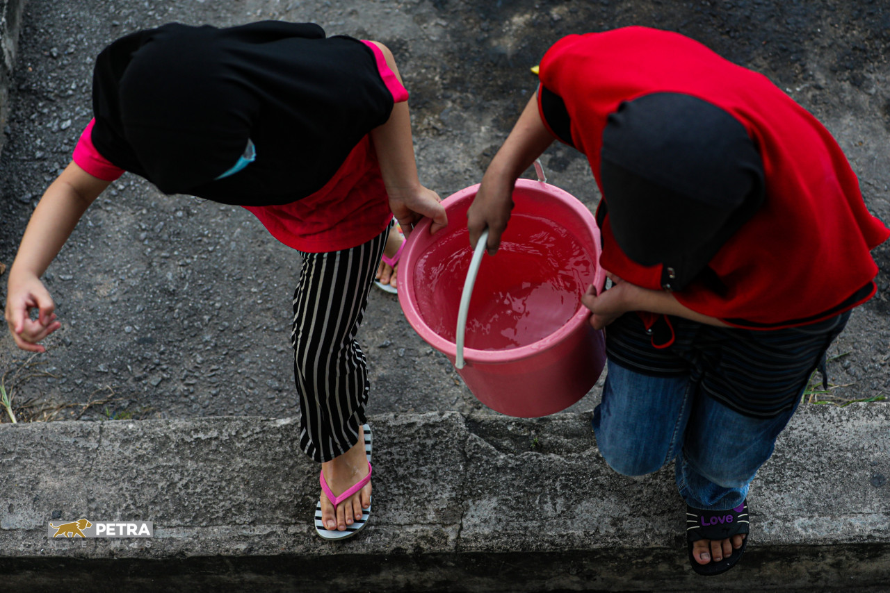 Malaysians are no stranger to water cuts, and many keep pails and buckets on hand just in case for when supply disruptions strike. – SAIRIEN NAFIS/The Vibes pic, March 31, 2021