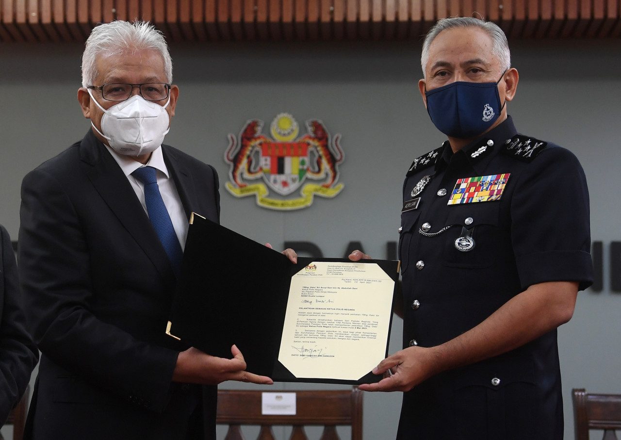 Datuk Seri Acryl Sani Abdullah Sani (right) receiving his instrument of appointment as IGP from Home Minister Datuk Seri Hamzah Zainudin today. – Bernama pic, April 30, 2021