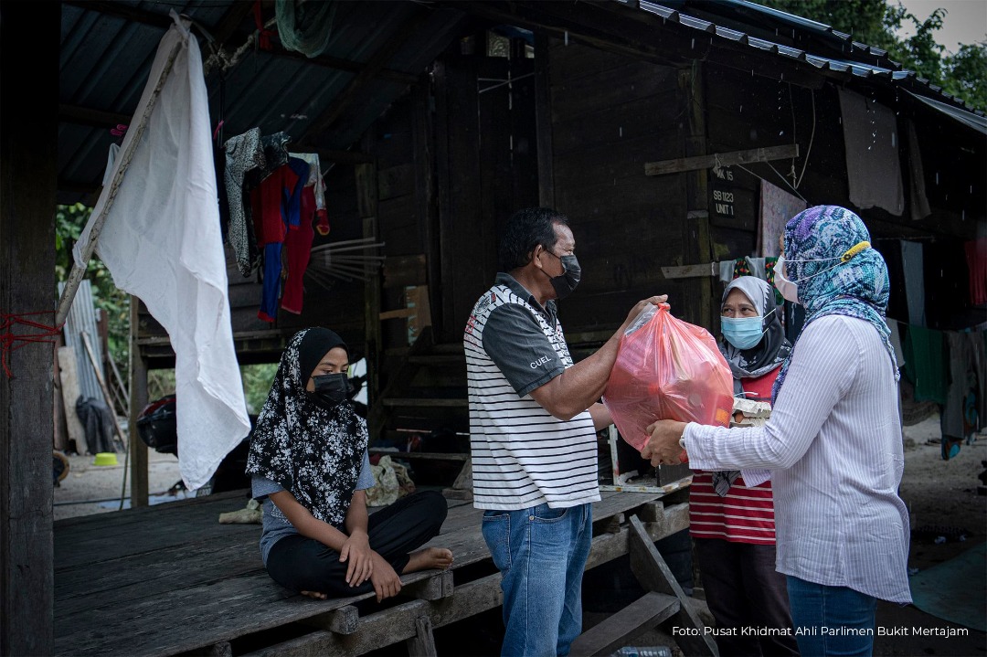 Abdul Aziz Junid receiving basic necessities from the local MP’s office recently. – Pic courtesy of Bukit Mertajam MP’s office, June 30, 2021