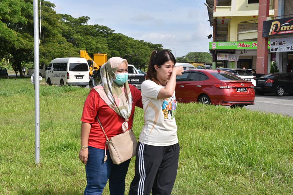 DAP’s Sandakan MP Vivian Wong breaks into tears as she stands helpless as local authority personnel take down the rocket structure. – Vivian Wong 黄诗怡 Facebook pic, July 30, 2022