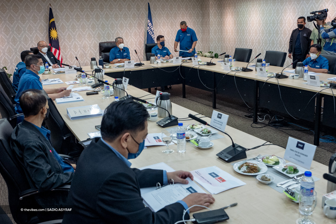 PN chairman Tan Sri Muhyiddin Yassin and other coalition leaders at its Solaris headquarters today. – SADIQ ASYRAF/The Vibes pic, September 30, 2021