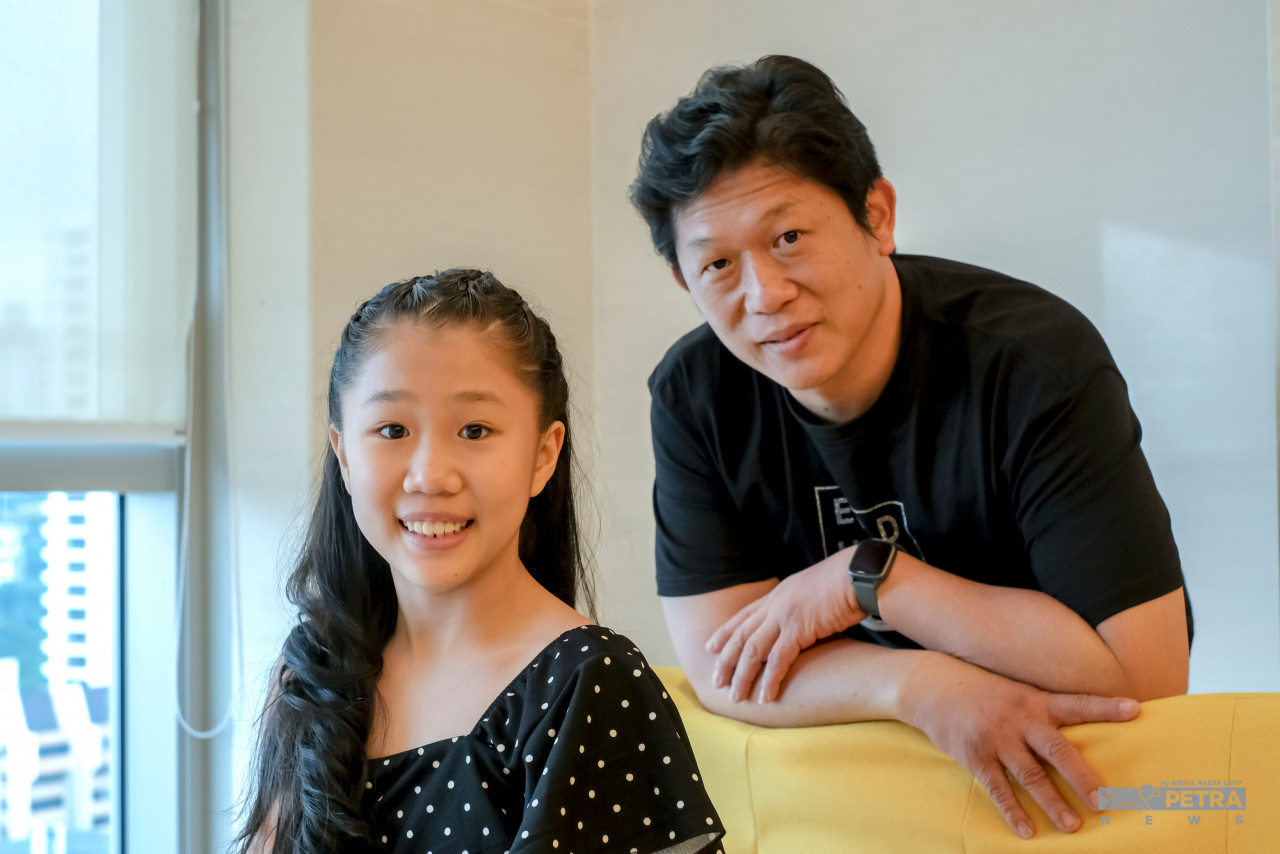 Eva Goh Hann Ning with her father, Goh Boon Piu. Boon Piu says it can be quite tiring to travel back and forth from Muar to Kuala Lumpur, but he and his wife Stephanie Ng Chi Yean always find the time to do so. – ABDUL RAZAK LATIF/The Vibes pic, October 23, 2022