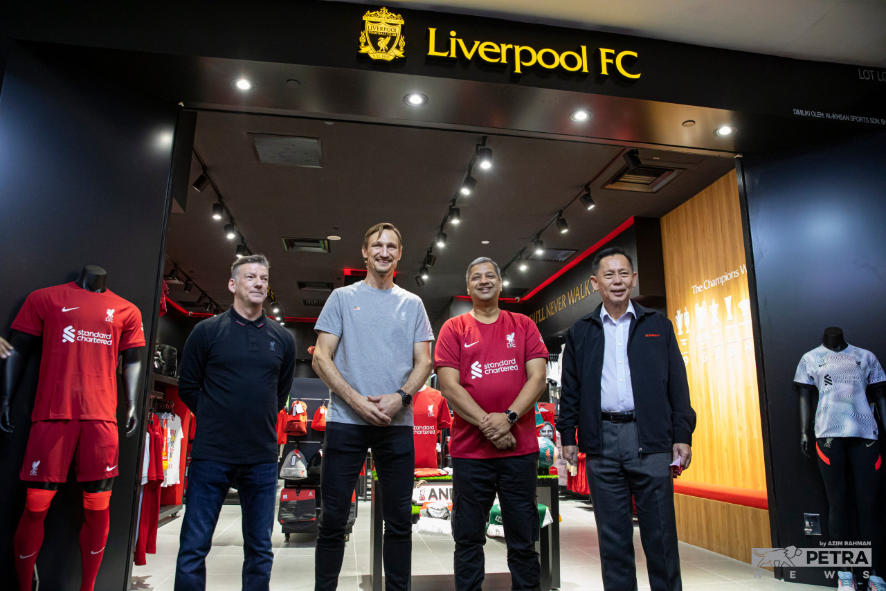 Former Liverpool centre back Sami Hyypia (second left) poses for a photo with Al-Ikhsan Sports chief executive officer Vach Pillutla (second right) at the launch of the first Liverpool FC premium merchandise store by Al-Ikhsan Sports at the Sunway Pyramid Mall, today. – AZIM RAHMAN/The Vibes pic, September 30, 2022