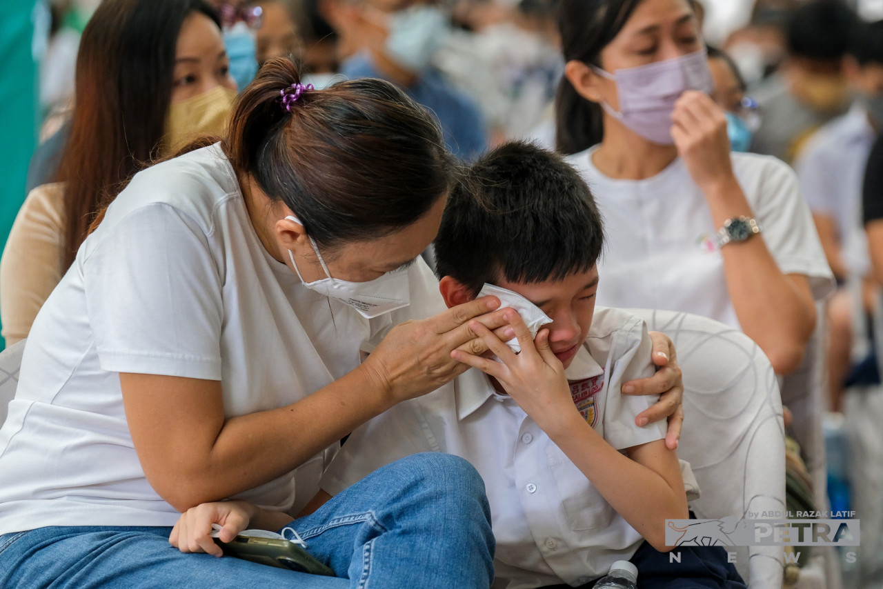 Instead of the laughter and smiles of schoolchildren, sombreness fills the air at SJK(C) Mun Choong this morning as they mourn the loss of their friends. – ABDUL RAZAK LATIF/The Vibes pic, December 30, 2022