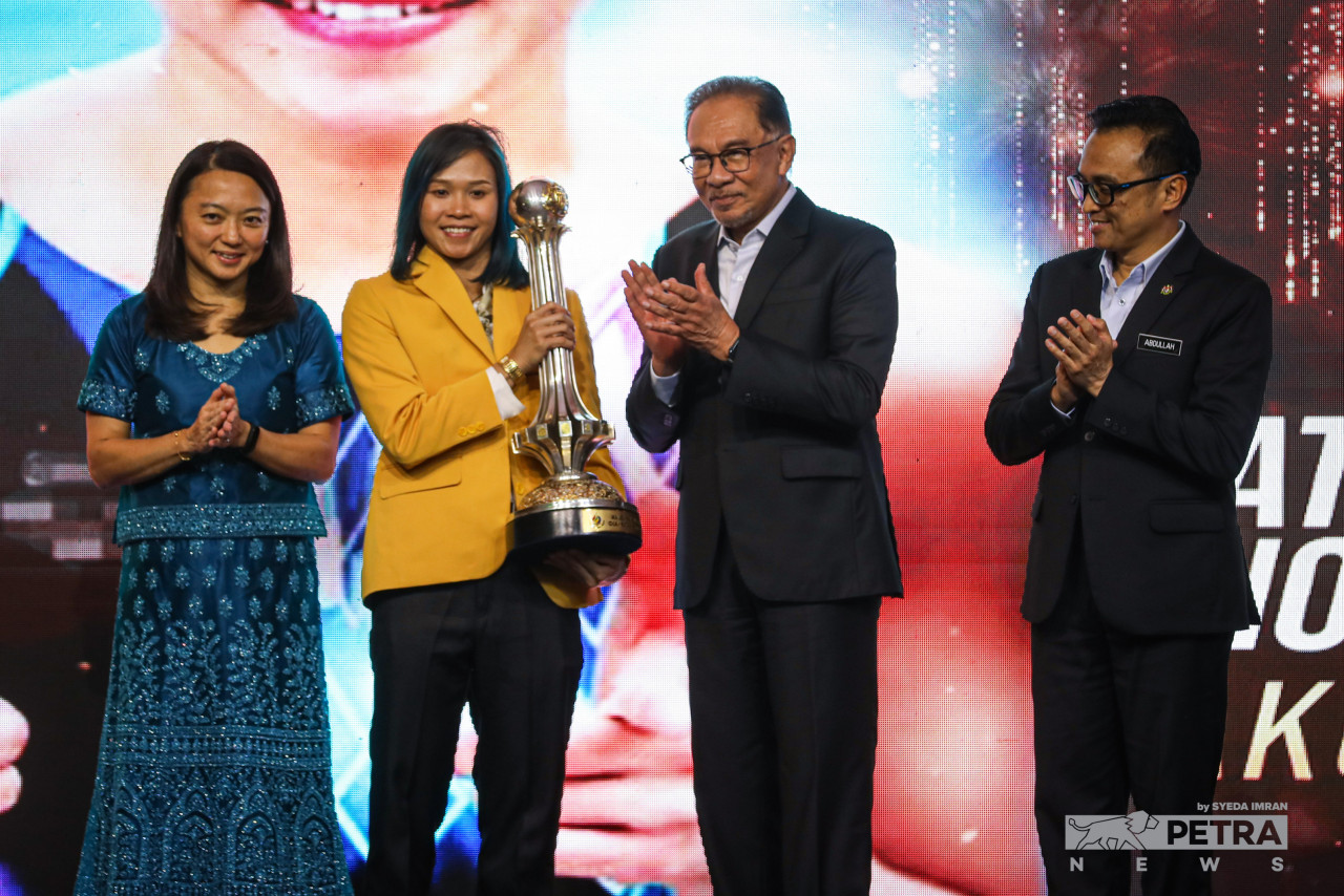 Datuk Pandelela Rinong Pamg (second left) receives a rousing ovation from those present at the ceremony after receiving the Sportswoman of the Year award. – SYEDA IMRAN/The Vibes pic, January 31, 2023
