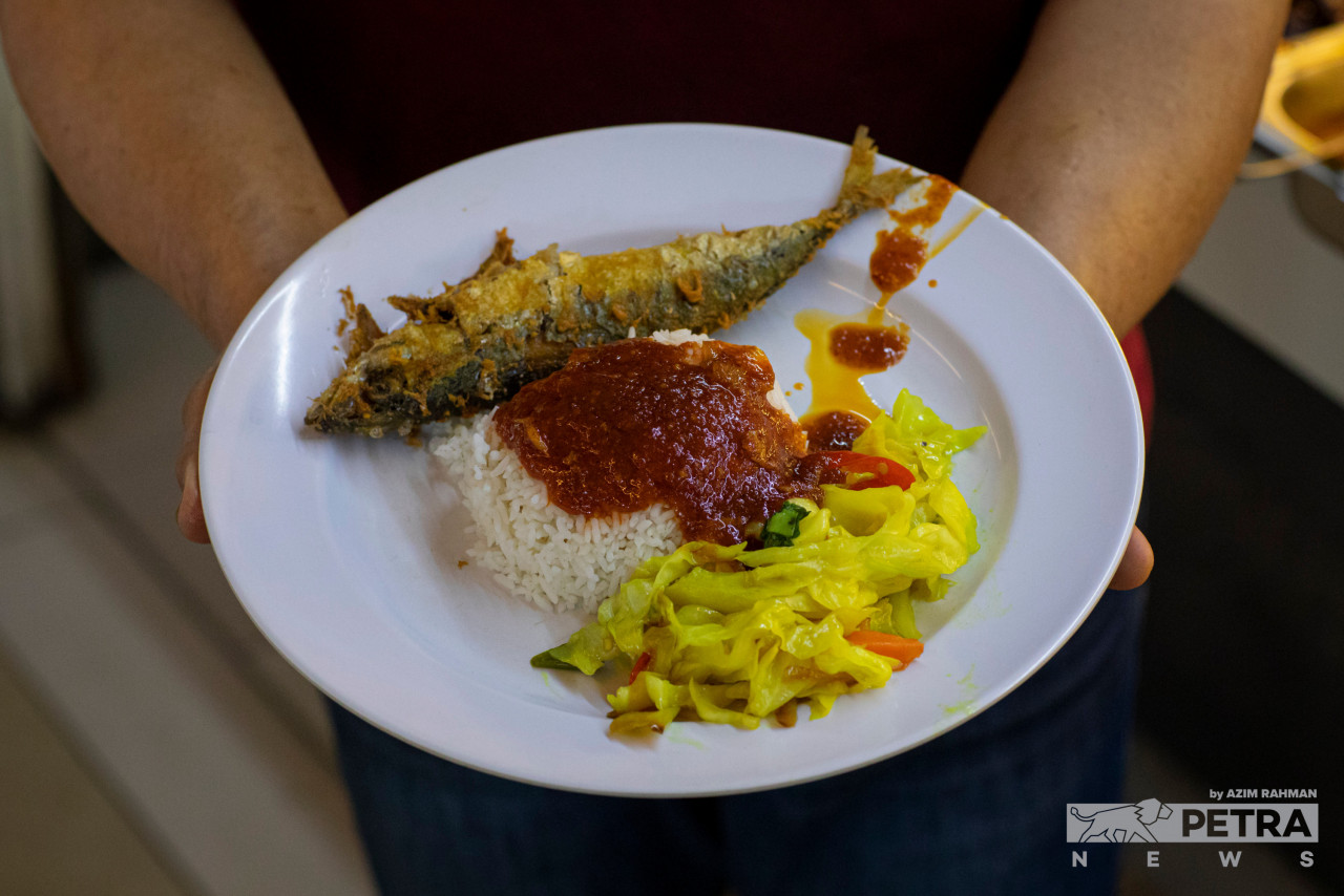 The Menu Rahmah programme includes mixed rice meals with protein like fish, chicken, or others, as well as vegetables. It also includes other items like chicken rice, noodles, rojak, and shawarma, among others. – AZIM RAHMAN/The Vibes pic, January 31, 2023
