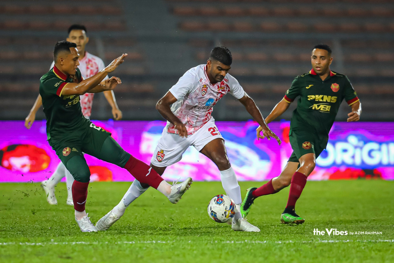 KL City player, Kenny Pallraj (centre) surrounded by Selangor FC players. – AZIM RAHMAN/The Vibes pic, April 1, 2023