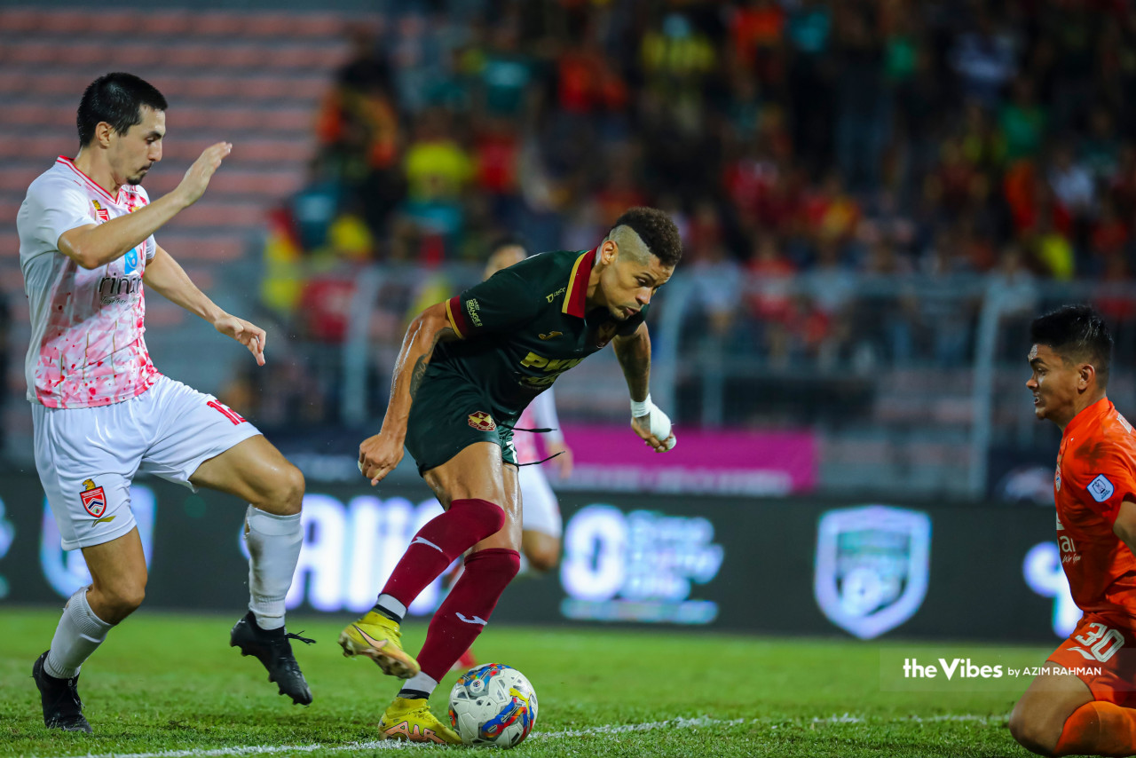 Selangor FC’s Ayron Del Valle (centre) scores his second goal of the night and Selangor’s third in the 53rd minute. – AZIM RAHMAN/The Vibes pic, April 1, 2023