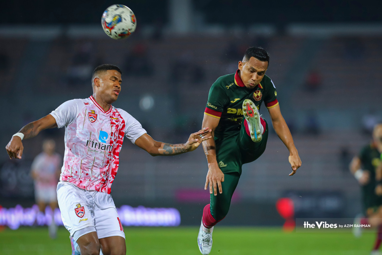 Selangor FC’s Fazly Mazlan (right) and KL City’s Caion De Souza in the 2023 Super League at Kuala Lumpur Stadium. – AZIM RAHMAN/The Vibes pic, April 1, 2023