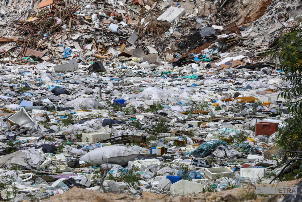 The affected area littered with bottles, gunny sacks, polystyrene containers and plastic waste. – AZIM RAHMAN/The Vibes pic, June 1, 2022
