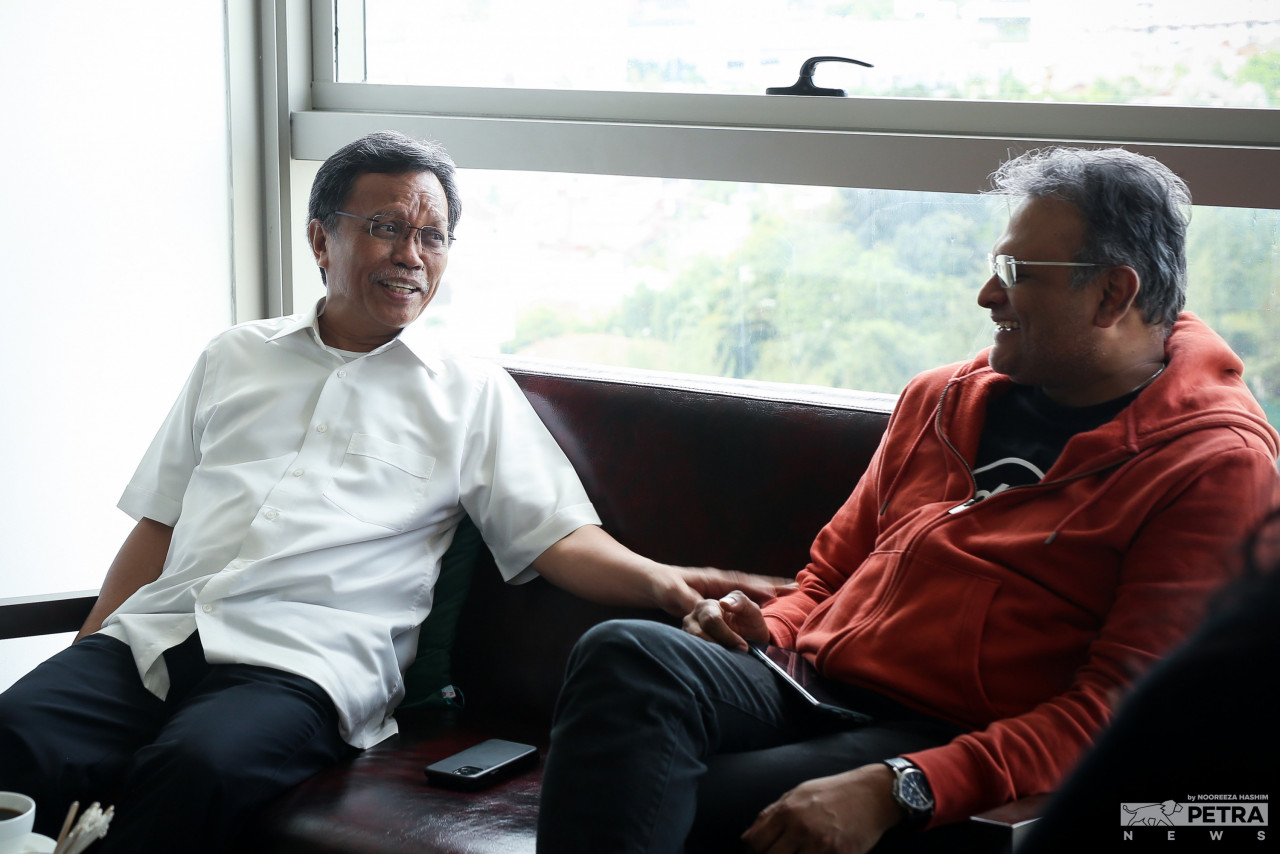Warisan president Datuk Seri Mohd Shafie Apdal (left) chats with the editor-in-chief of PETRA News, Terence Fernandez, at The Vibes’ offices. – NOOREEZA HASHIM/The Vibes pic, November 2, 2022
