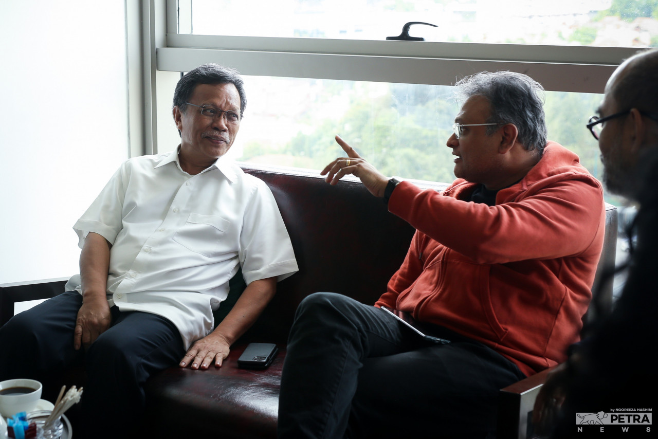 Warisan president Datuk Seri Mohd Shafie Apdal (left) chats with the editor-in-chief of PETRA News, Terence Fernandez. – NOOREEZA HASHIM/The Vibes pic, November 2, 2022