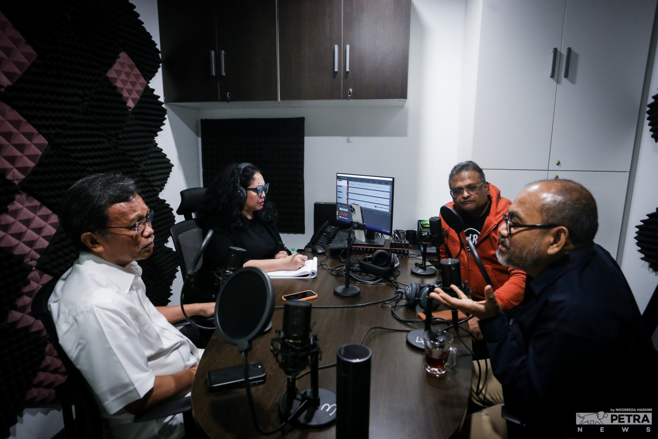 (From left to right) Warisan president Datuk Seri Mohd Shafie Apdal, The Vibes’ culture & lifestyle editor Shazmin Shamsuddin, PETRA News editor-in-chief Terence Fernandez, and PETRA News chief executive Datuk Zainul Arifin Mohammed Isa record an episode of The Vibes’ podcast, The Good, The Bad, and The Ugly. – NOOREEZA HASHIM/The Vibes pic, November 2, 2022