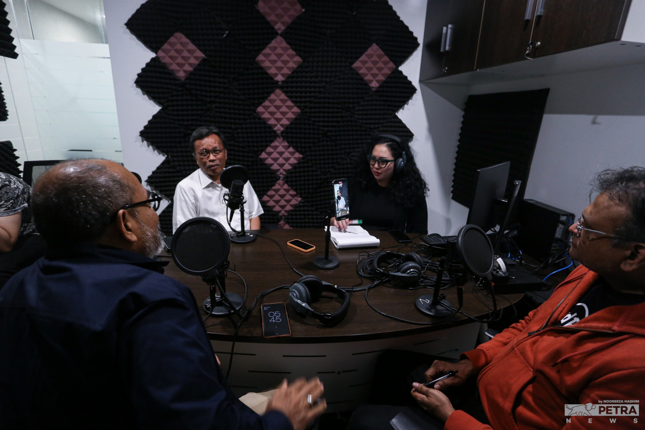 (From left to right) PETRA News chief executive Datuk Zainul Arifin Mohammed Isa, Warisan president Datuk Seri Mohd Shafie Apdal, The Vibes’ culture & lifestyle editor Shazmin Shamsuddin, and PETRA News editor-in-chief Terence Fernandez record an episode of The Vibes’ podcast, The Good, The Bad, and The Ugly. – NOOREEZA HASHIM/The Vibes pic, November 2, 2022