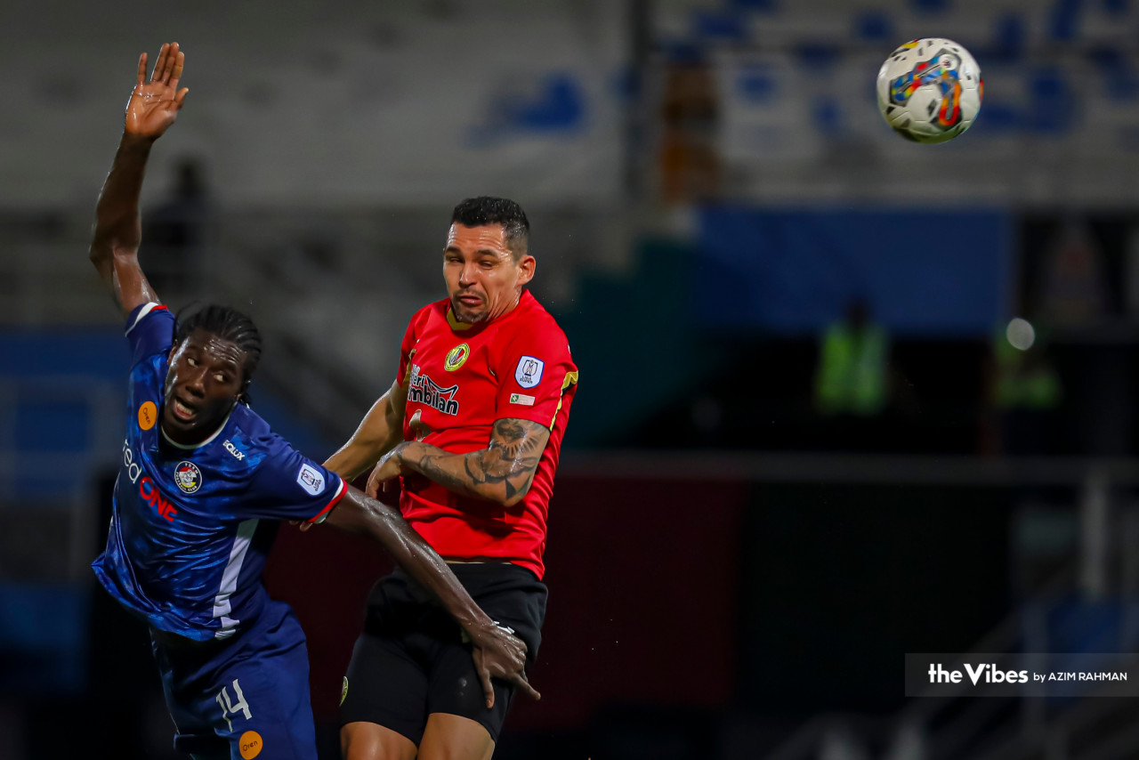 Import players Casagrande (right) of Negri Sembilan FC FC and PDRM’s Jacque Faye’s (left) actions and expressions on the field. NSFC wins 2-1 with a dramatic ending to the match. – AZIM RAHMAN/The Vibes pic, May 18, 2023
