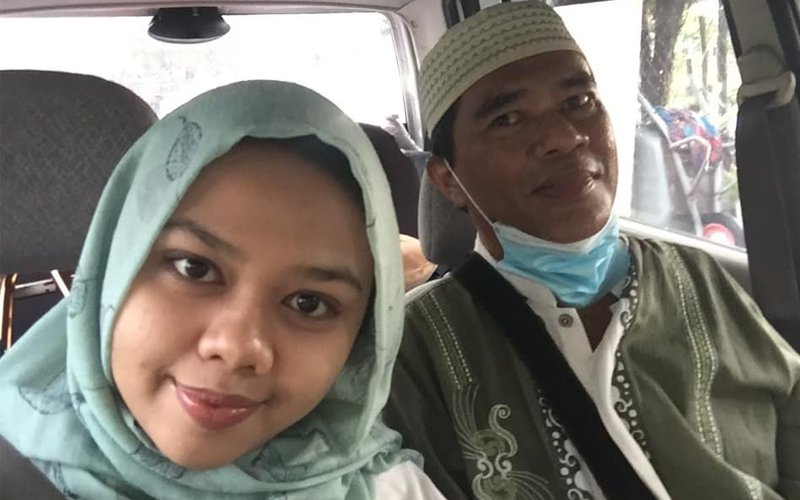 Aida Najwa Nasir with her father before his death on April 28. Aida says she was initially angry at the police for rejecting her interstate travel request, but now understands that the authorities are merely doing their job. – Aida Najwa Nasir Facebook pic, May 3, 2021