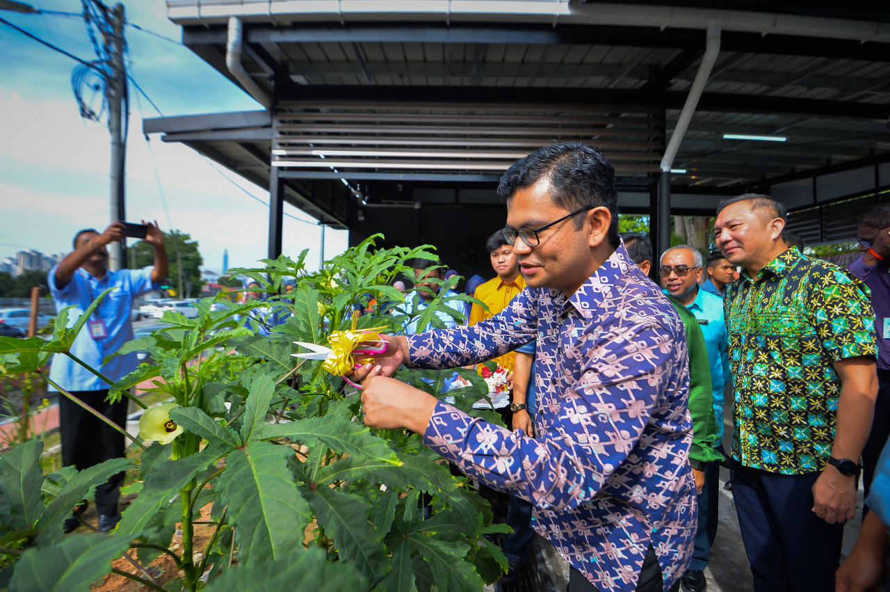 Local Government Development Minister Akmal Nasrullah Mohd Nasir officiates the opening of Laman Selera MPAJ@Ampang Jaya at Jalan Kolam Ayer Lama, Ampang, Selangor yesterday. – Pic courtesy of the Local Government Development Ministry, January 20, 2023